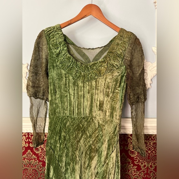 Romeo and Juliet Antique Velvet Dress - Picture 4 of 12